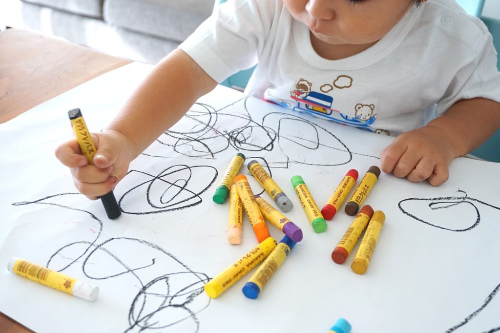 Kind malt mit Stiften